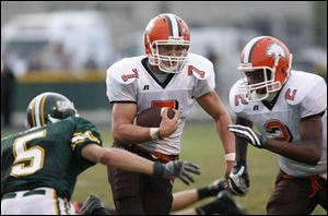 Southview s Alex Pidock breaks through the Start defense as teammate Shaun Joplin tries to
block the Spartans  Adam Abitua. The backup quarterback scored on a fi ve-yard run.