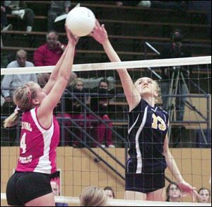 Central Catholic s Angie Clauda and Notre Dame s Ashley
Sujkowski reach for the ball in last night s City League final.
