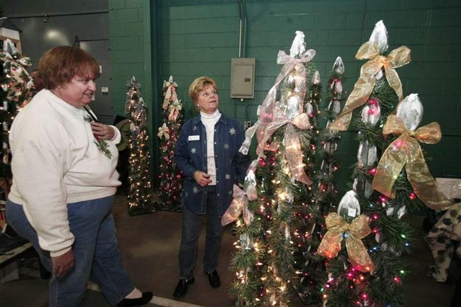 ARTISANS-OFFER-WARES-AT-THE-LUCAS-CRAFTS-FOR-CHRISTMAS-SHOW-2