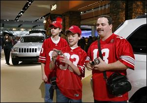 Alex Clifton, 14, left, Shaston Kazmierczak, 13, and his dad, Brian Kazmierczak, all of Toledo, check out offerings from Jeep. (BLADE PHOTOS/ANDY MORRISON)
<br>
<br>
<b>PICS OF CONCEPT RIDES</b>
<br>
GALLERY</b></font color=red>: <a href=