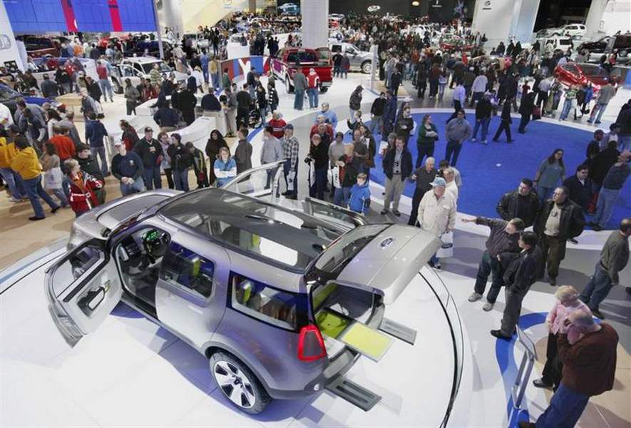 Thousands-of-fans-at-opening-of-auto-show-2
