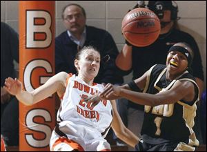 Bowling Green guard Kate Achter and Western Michigan's Tiera DeLaHoussaye battle for a 
rebound at Anderson Arena last night. Each led her team in scoring with 19 points.