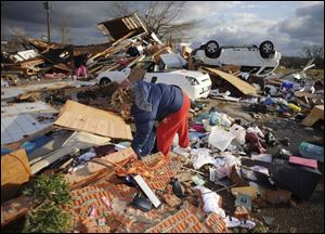 Colleen Conner sifts through the debris of her friend Bonnie Scott s house. Both women escaped serious injury. (ASSOCIATED PRESS)
<br>
<img src=http://www.toledoblade.com/graphics/icons/photo.gif> <b><font color=red>VIEW</b></font color=red>: <a href=