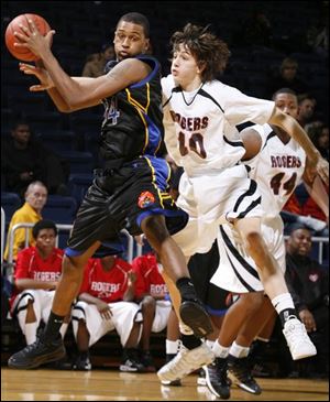 Libbey s Julius Wells pulls down a rebound last night in front of Rogers  Craig Short.