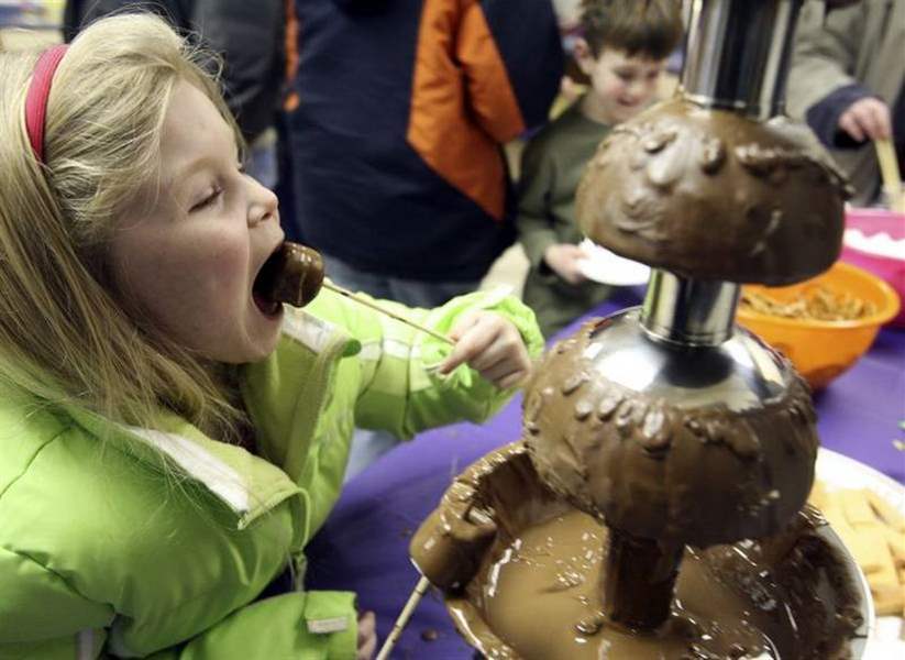 SWEET-IN-DUNDEE-YOUTHS-LAP-UP-THE-TREATS-2