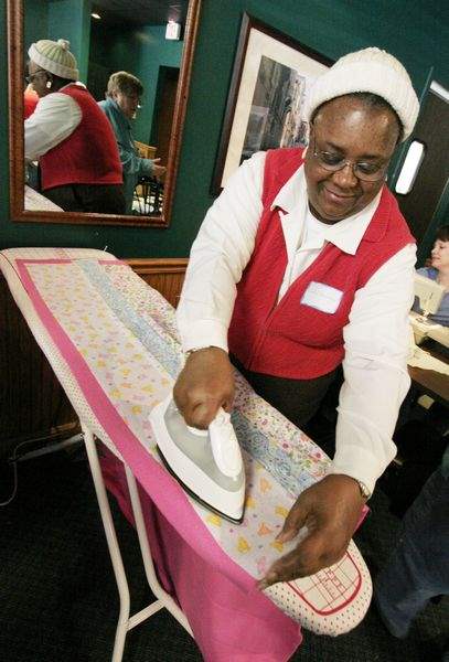 VOLUNTEERS-BLANKET-A-WORKSPACE-WITH-QUILTS-FOR-A-GOOD-CAUSE-3