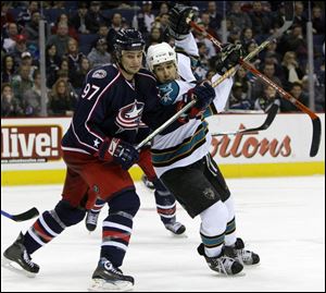 Columbus' Rostislav Klesia, left, battles San Jose's Jonathan Cheechoo for position in front of the Blue Jackets' goal.