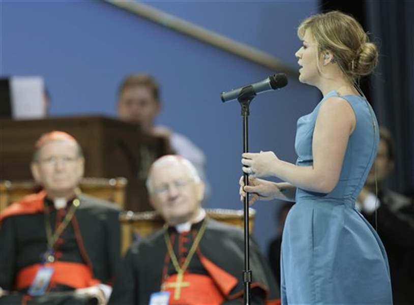 Pope-Benedict-XVI-Kelly-Clarkson