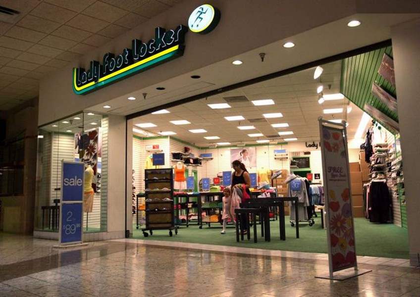 Southwyck-workers-try-to-secure-mall-s-hazards