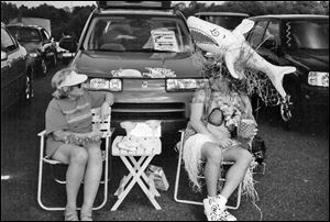 Dianne Walton and an unidentified Parrothead enjoy the Margaritaville atmosphere before a Jimmy Buffett concert.