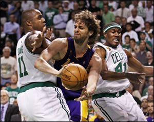 Boston s Glen Davis, left, and James Posey pressure Pau Gasol of the Lakers in last night s Game 6 of the NBA finals.
