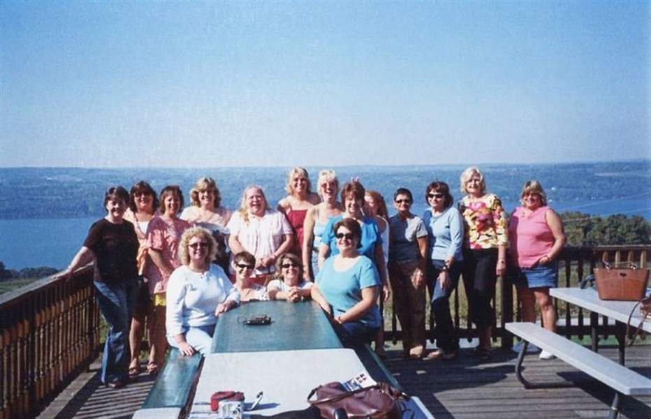 Female-friends-hit-the-road-together-for-vacations-2