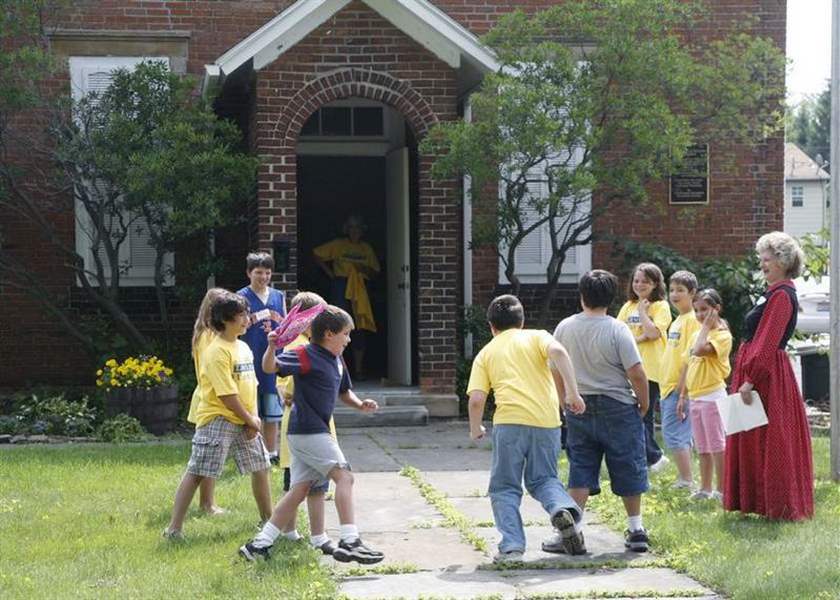 Old-school-education-in-Oregon-shows-students-how-pioneers-lived