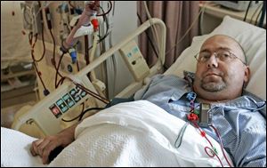 Scott Bolender received a kidney from his niece in a surgical procedure yesterday at Cleveland Clinic. Dr. Inderbir S. Gill explains the procdure by which he removed a kidney through the navel of Chandra Calentine, right, for her uncle.