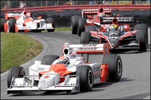 Ryan Briscoe is out in front of Bruno Junqueira, Scott Dixon, and Helio Castroneves in the Honda Indy 200.
