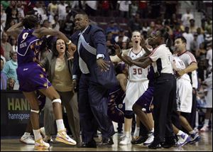 Shock assistant coach Rick Mahorn confronts Lisa Leslie.
Coaches defended Mahorn, saying he was breaking up the fight.
