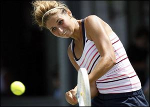Neela Vaez defeated JoEllen Kaufman 7-6, 6-4. She
regained her City of Toledo women's singles title after missing the last two events due to scheduling conflicts.