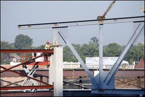 Lucas County's construction of its $100 million arena downtown without a signed agreement from the organization that will own the Toledo Walleye minor league hockey team is a significant risk, a consultant for a state commission says.
