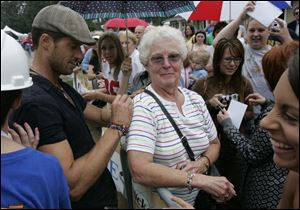 Extreme Makeover  star handyman Rib Hillis autographs the shirt of Whitehouse resident Barbara Hohlbein. Her husband, Ralph, was working inside the kitchen for the Frisch family.