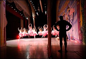 Jay Goodlett, at right, waits offstage as dancers perform. 
<BR>

<img src=http://www.toledoblade.com/graphics/icons/photo.gif> <font color=red><b>VIEW</font color=red></b>: <a href=