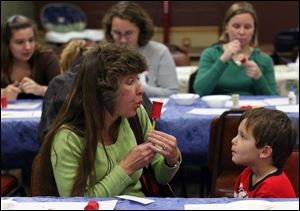Slug: NBRN crafts04p A                                       The Blade/Jeremy Wadsworth  Date: 11/24/08  Caption: Marylinn Linenkugel of Petersburg, Mich., helps her son Brendan, 5, make a Christmas ornament Monday, 11/24/08, at the Summerfield-Petersburg Library in Petersburg, Mich.