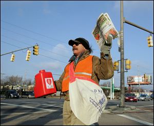 CTY newsboys06p    12/05/2008     BLADE PHOTO/Lori King  Newsboy Dave Lehman sells charity papers at corner of Sylvania and Talmadge in Toledo, OH.
