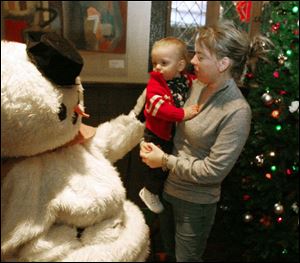 nbrswaterville11p 12/06/2008  blade photo by herral long   Frosty Brie Knisley  26 of monclova  as frosty with Danielle and Elliott  Ingmire  1yr of Waterville  at smedlaps   christmas events in waterville with  Frosty the snowman at Smedlaps - tours caroling