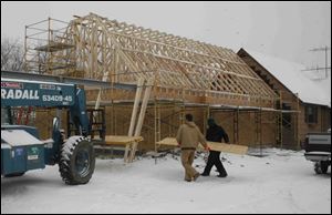 biz build28p 12/23/08   The Blade/Herral Long  stand alone construction art  of Co-op toledo credit union  2422 S. Holland Sylvania rd            Jim Buyakie