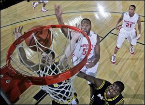 Michigan s Zack Novak, left, Ohio State s Dallas Lauderdale and UM s DeShawn Sims battle for a rebound. The Buckeyes are 13-3, 3-2 in the Big Ten. The Wolverines are 13-5, 3-3.