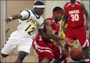 Start's DeMond Crisp knocks the ball away from Rogers'
Kesean Kerkulah in a City League battle last night at Start.