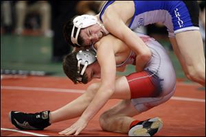 Elmwood s Nick Goebel topped Caldwell s Jeremy Border in the
Division III 103-pound semifinal.