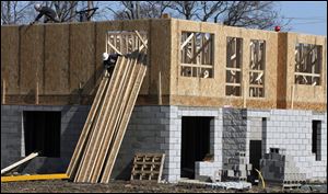 Slug: BIZ build08p A          The Blade/Jeremy Wadsworth  Date: 03/04/09  Caption: Workers build townhouses on Dorr Street Wednesday, 03/04/09, in Toledo, Ohio. A couple of contact numbers 419-243-8073 or 810-241-1488.