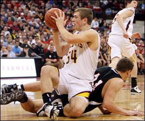 Kalida's Jordan Basinger beats Oak Hill's J.D. Hale to a loose ball in the second quarter. Basinger led the Wildcats with 19 points, but Kalida came up short in losing to the fourth-ranked Oaks.