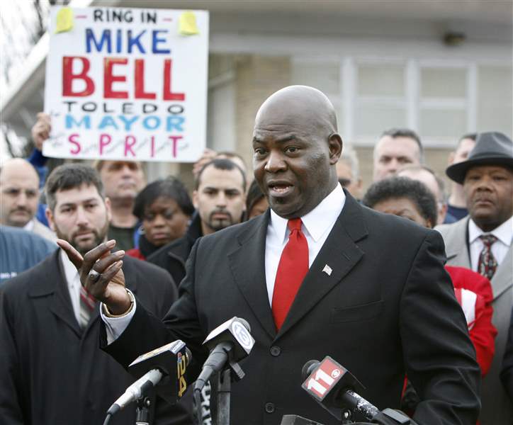 Mike-Bell-responds-to-woman-s-call-for-help-3