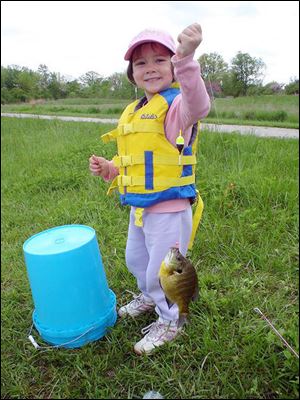 spt POLLICK BLUEGILLS 2   sreceived 05/13/2009    handout photo   ***   NOT BLADE PHOTO       Four-year-old Samatha Drzewiecki hoists a hefty bluegill she caught on her first fishing trip, last weekend, with her dad, Norman Drzewiecki. 
S6 s6samantha 2.935