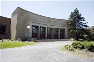 The Congregation B nai Israel synagogue s building had been sought by St. Francis de Sales-linked Knight Academy. Glass City expects to close its $1.3 million deal on Wednesday.