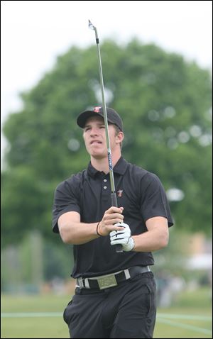 Oklahoma State's Morgan Hoffmann watches his shot on
No. 11 Tuesday at Inverness.