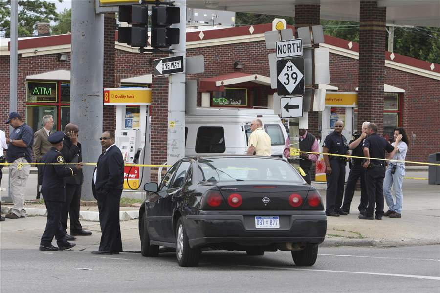 Detroit-school-official-meets-with-families-of-shot-teens