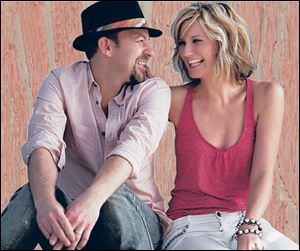 Kristian Bush and Jennifer Nettles of Sugarland perform Thursday night.