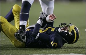 Penn State kept Michigan freshman quarterback Tate Forcier down Saturday as he completed just 13 of 30 for 140 yards. 
<br>
<img src=http://www.toledoblade.com/graphics/icons/photo.gif> <font color=red><b>VIEW</font color=red></b>: <a href=