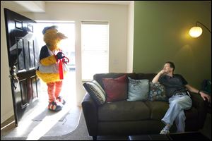 Slug:CTY tour08p                         Date 11/7/2009           The Blade/ Amy E. Voigt                   Location: Toledo, Ohio  CAPTION:  Muddy peeks into one of the condominiums at 1636 Dorr Street Brownstowns while owner Jim Stulberg(cq), right, has a seat in the living room during the Tour Toledo Preview of Homes tour that was open to the public on November 7, 2009.