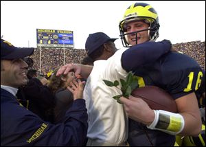 Michigan quarterback John Navarre threw for 278 yards to help the Wolverines win the outright Big Ten title. 