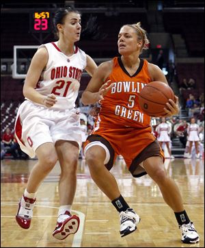 Bowling Green's Tracy Pontius tries to drive to the basket on Ohio State's Samantha Prahalis. Pontius led the Falcons with 18 points. Prahalis had 16 points for the Buckeyes.