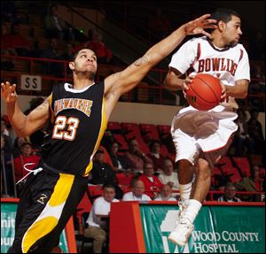 Bowling Green's Jordan Crawford looks for help against Wisconsin-Milwaukee's Anthony Hill. Crawford had 13 points.