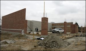 Slug: BIZ BUILD29P C  The Blade/Jeremy Wadsworth    Date: 11/24/09    Caption: Workers from Schnippel Construction, Inc. erect a building next to the Sonic  Drive-In Restaurant on Navarre Avenue in Oregon, Ohio.