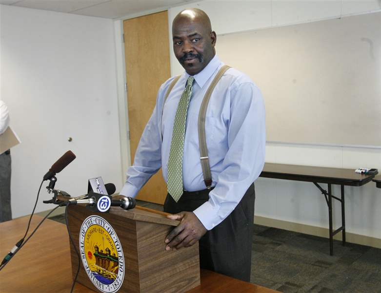 Bell-tells-union-deficit-near-44M-mayor-urges-unity-on-budget-problem