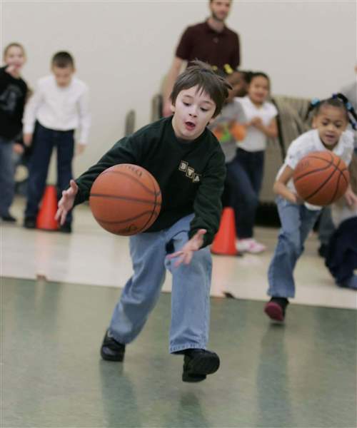 Bennett-students-dribble-for-dollars-for-Haiti