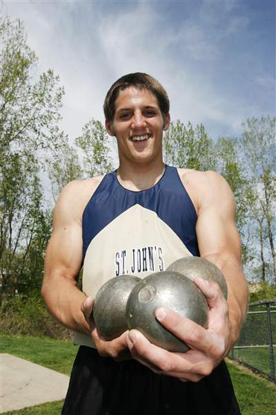 Sidelines-Titans-Riffle-signs-for-track-at-Michigan