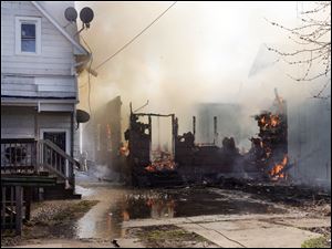 CTY fire    03/17/2010       The Blade/Lori King  Toledo firefighters fight a vacant house blaze on Hamilton St. in Toledo, OH.