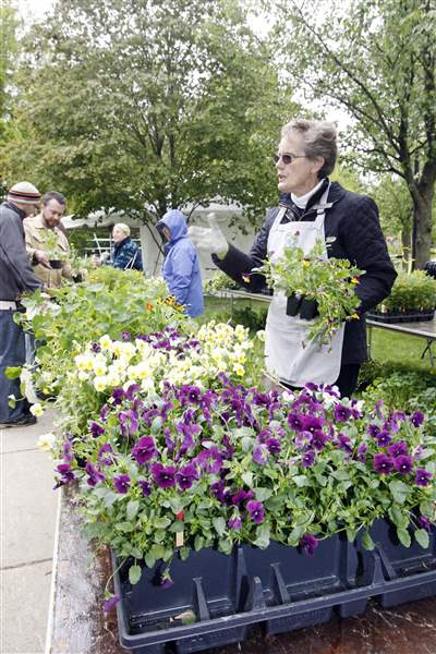 Annual-spring-fund-raiser-blooms-despite-weather-2